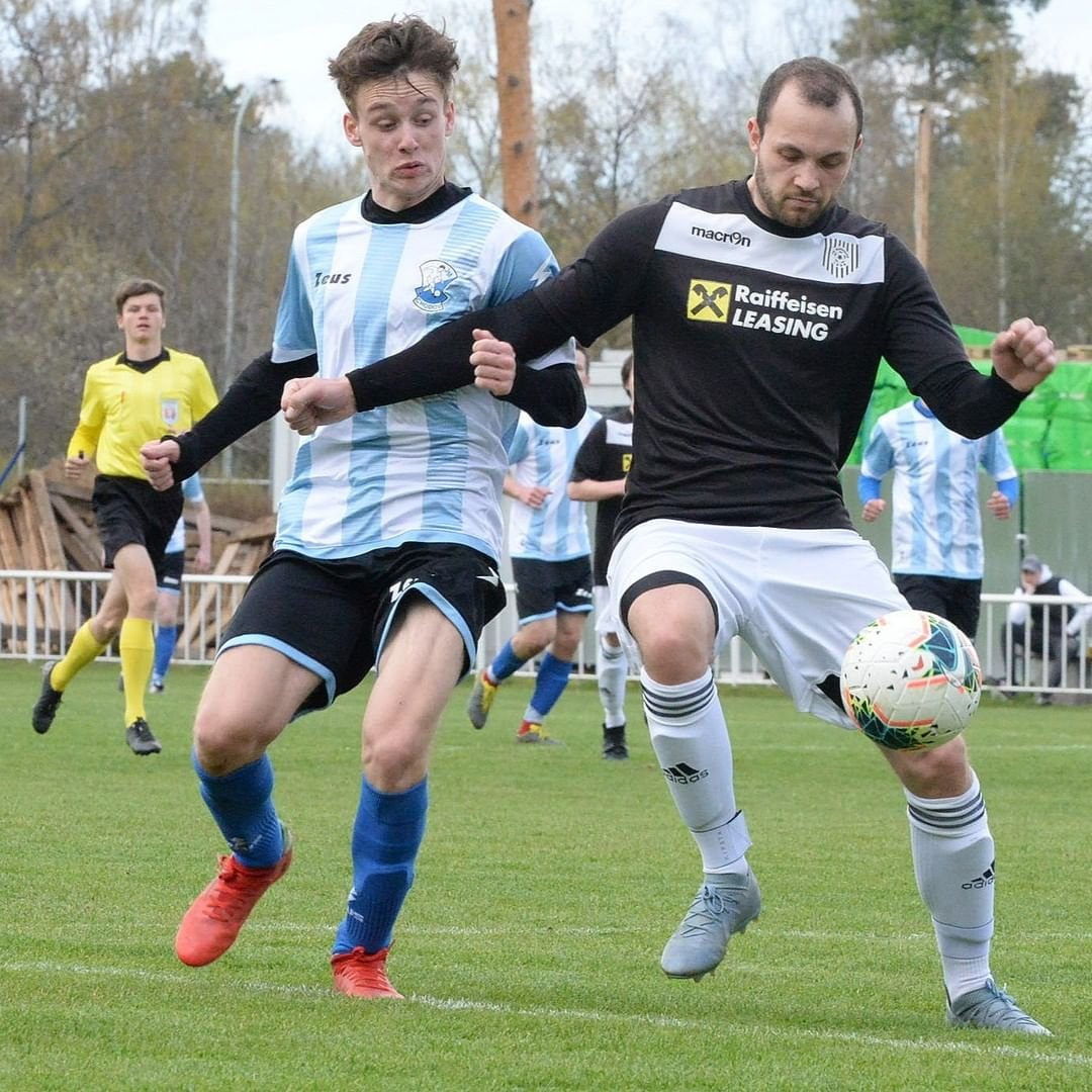 SF ON TOUR ⚽??? Druhým zápasem, na který jsme se včera vypravili, bylo klání mezi FK Klánovice a JM Chodov v pražské 1B třídě. Okolí hřiště Klánovic v současné době působí trošku improvizovaně, protože se vedle něj staví nová budova zázemí, kde soudě dle velikosti bude snad i několik skyboxů ? je hned vedle klánovického lesa a místního koupaliště a až bude vše dokončeno, bude to opravdu hodně pěkný areál. Ale i přes současný menší komfort včerejšímu utkání nechybělo nic, co má mít správný "prales" ? Tedy klobásky, velmi dobré postřižinské pivko, pěkné holky, slušnou návštěvu, na hřišti to místy pěkně jiskřilo, nechyběly emoce, branky, pěkné momenty a i na tu červenou kartu ve finále došlo ? Domácí nakonec svého soupeře porazili 3:2, i když ke konci utkání viselo vyrovnání ve vzduchu. Velmi příjemně prožité odpoledne s fotbalem pro radost. Choďte na "prales", stojí to za to ⚽??? Celou kompletní fotogalerii z tohoto zápasu @fkklanovice - @jmchodov.1924 si můžete prohlédnout na našem webu spartaforever.cz #acsparta #spartaforever #pralestourSF #fkklanovice #jmchodov #groundhopping